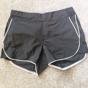 Athleta black and white Active Shorts BROOKLYN LUXE SHORT SZ 4